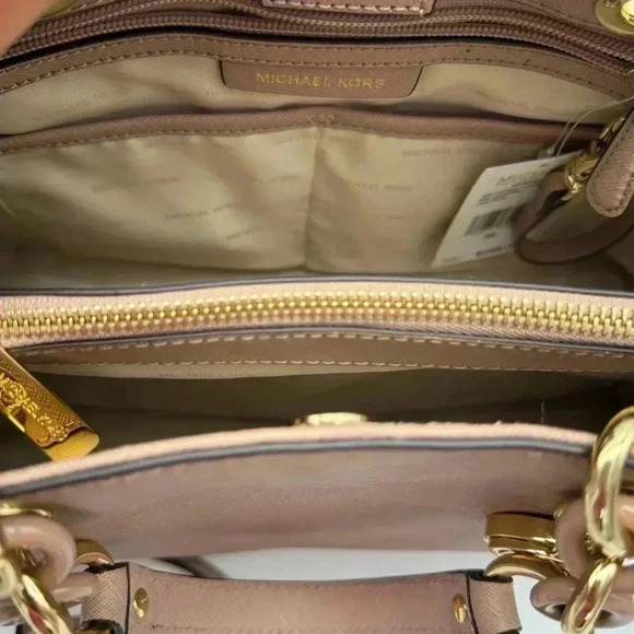 Like New Condition Michael Kors - Picture 7 of 13